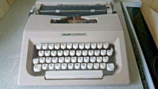 Vintage / Retro Olivetti Lettera 25 Typewriter - Tatty Case