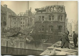 Wwii Press Photo: Russian Soldiers On Bridge Over Spree,  Berlin May 1945