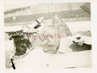 Wwii Photo - Us Gi View Of German Fighter Plane Tail Wreckage