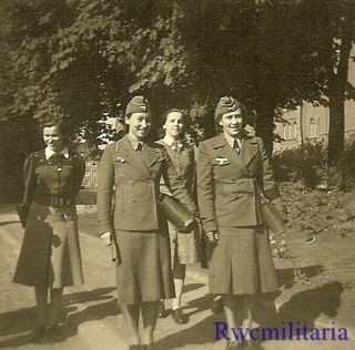 Rare Group Wehrmacht Female Helferin Blitzmädel Girls Walking On Path