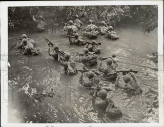 1942 Press Photo U.  S.  Troops Cross Stream In Panama During World War Ii.