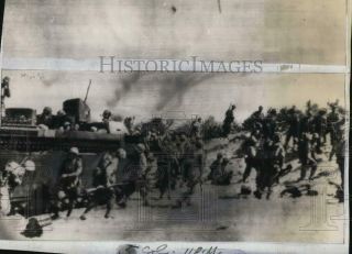 1945 Press Photo Us Marines Invade Okinawa Beach In Japan During World Wide Ii