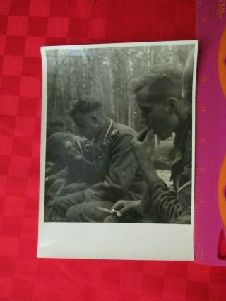 Wwii German Photo Combat Soldiers 5 X 7 Shot Army Eating