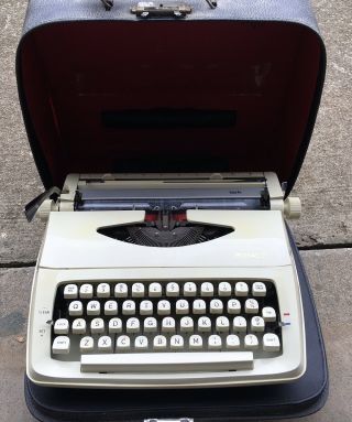 Vintage Royal Lark Typewriter In Case Made Holland