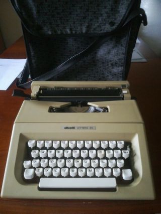 Vintage Olivetti Lettera 25 Typewriter With Carry Case