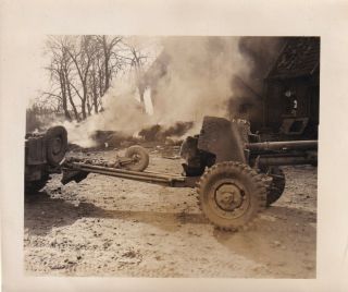 Wwii Photo 9th Army Anti - Tank Gun By Burning House 1945 Germany 50
