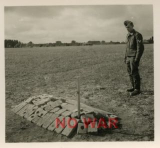 Wwii German War Photo Luftwaffe Soldier Pilot Close Grave