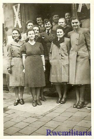 RARE Jovial Female Wehrmacht Blitzmädel Helferin Girls Gather on Street 2