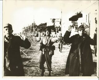 Ww2 Photo - Us Soldier With 2 Captured Germans - 8x10