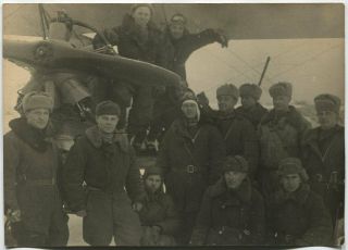 Wwii Press Photo: Group Of Russian Air Force Pilots & Po - 2 Biplane Aircraft 1944