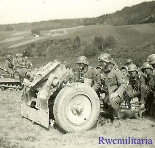 Close Support Wehrmacht Troops W/ Leig.  18 7.  5cm Inf Howitzer By Sdkfz Halftrack
