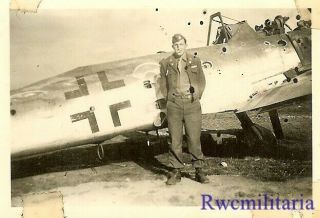 Org.  Photo: Us Soldier Posed W/ Abandoned Luftwaffe Fw.  190 Fighter Plane
