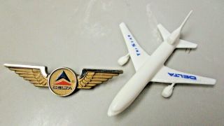 Vintage Delta Airlines Jr Pilot Flight Attendant Plastic Pin Gold Costume,  Plane