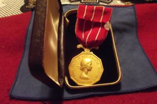 Post Ww Ii Medal Canadian Decoration (cd) Named To Lt.  (n) S.  F Mutton With Case