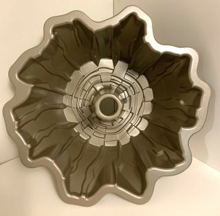 Nordic Ware Stump de Noel Bundt cake pan 3D baking mold Cast Aluminum 10 cup 3