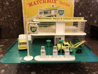 Matchbox Lesney Mg - 1 1964 Bp Sales & Service Station W/box,  Pumps,  & Sign