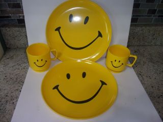 Vintage Melmac Melamine 2 Plastic Plates And 2 Cups/mugs Yellow Smiley Face 70 