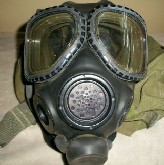 Us Military M40 Gas Mask Size M/l With Bag
