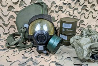 Us Air Force Mcu - 2a/p Medium Gas Mask W/second Skin,  Clear Lens,  3 Filters & Bag