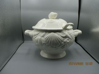 White Porcelain Seashell 3 Quart Soup Tureen With Ladle By Gailstyn