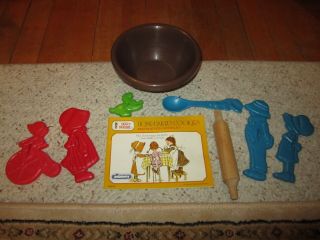 1976 Holly Hobbie Home - Baked Cookie Instruction Booklet/5 Cookie Cutters & Bowl