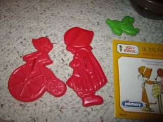 1976 Holly Hobbie Home - Baked Cookie Instruction Booklet/5 Cookie Cutters & Bowl 2