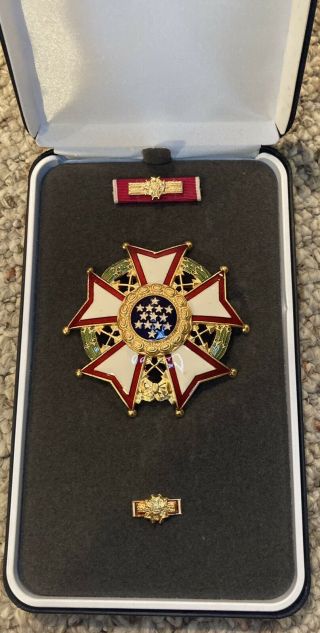 Military Legion Of Merit Chief Commander Medal/badge In Case With Ribbon Pin War