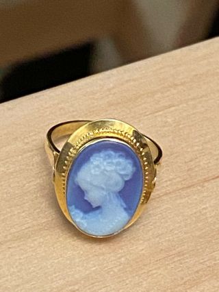 Vintage 14k Yellow Gold Blue & White Cameo Portrait Young Woman Ring Size 4.  5