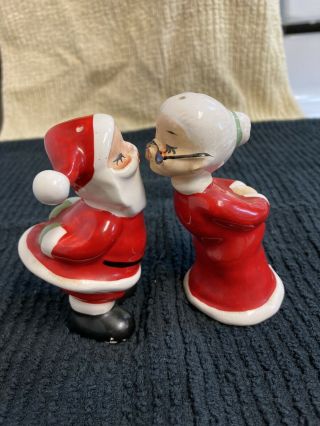 Vintage Christmas Kissing Santa And Mrs.  Claus Salt & Pepper Shakers