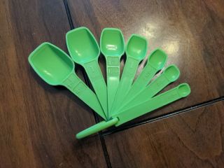 Vintage Tupperware Complete Set Of 7 Apple Green Measuring Spoons W/ring 1970 