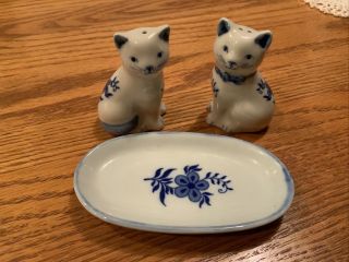 Vintage Cat Salt Pepper Shakers With Tray Blue Flowers White Porcelain Kitty