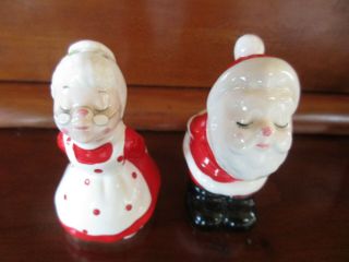 Vintage 1984 Lefton Mr And Mrs Santa Claus Kissing Salt And Pepper Shakers