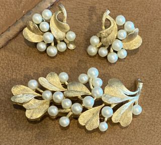 Crown Trifari Gold Tone Set Leaf Cluster Brooch & Clip Earrings With Pearls
