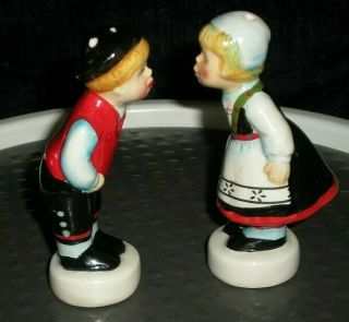 Vintage Ceramic 4 " Dutch Boy And Girl Kissing Couple Salt & Pepper Shaker