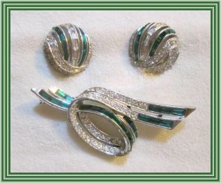 Marcel Boucher - Emerald Green & Clear - Intertwined Ribbon Motif Brooch Set Nr
