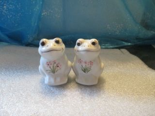 Vtg Frog Toad Salt And Pepper Shakers 1987 Sitting Floral Design White Big Eyes
