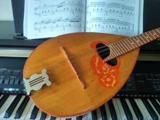 Mandola.  Mandolin.  Ancient Mandolin.  Ethnic instrument.  Italian lute.  Love tool. 2