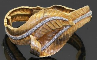 Vintage Heavy 18k Gold 1.  0ctw Vs/f Florentine Leaf Double Hinged Bangle Bracelet