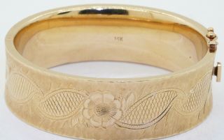 Vintage heavy 14K gold 20.  5mm wide florentine floral hinged bangle bracelet 5