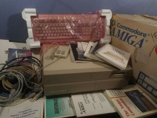 Vtg Commodore Amiga Model 2000 Hd Computer W/keyboard Mouse Cables Manuals &box