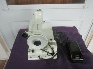 Portable Singer sewing machine Vintage white featherweight model 221 with case 5