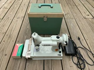 Vintage SINGER 221 Featherweight Sewing Machine white green case 6