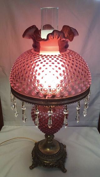VINTAGE FENTON ART GLASS CRANBERRY OPALESCENT HOBNAIL LAMP WITH PRISMS H1 4