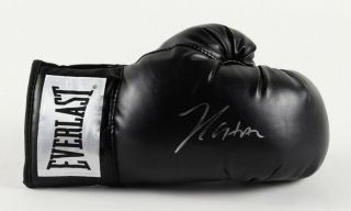 Julio Cesar Chavez Signed Black Everlast Boxing Glove Jsa