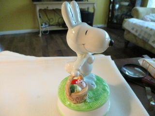Vintage United Feature Syndicate Snoopy Music Box " Easter Parade " H216