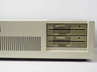 VINTAGE IBM PERSONAL COMPUTER AT 5170 WITH MATCHING MODEL F KEYBOARD POWERS ON 4