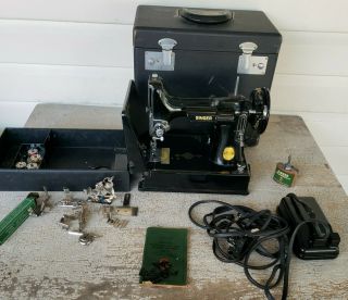 Vintage Singer Featherweight Model 221 Sewing Machine In Case With Accessories