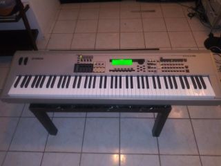 Yamaha Mo8 Keyboard Synthesizer Work Station Piano 88 Key Digital Vtg