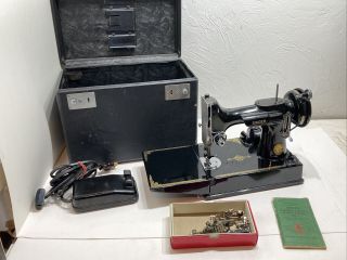 Vintage Singer Sewing Machine 221 - 1 (1947 - 1950) Feather Weight / Travel