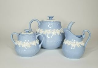 Vtg Wedgewood Etruria Barlaston Embossed Queensware Blue Tea Pot Creamer Sugar